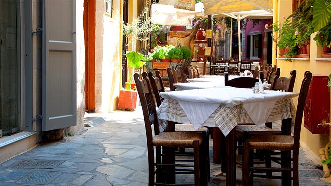 Η παραδοσιακή ταβέρνα κερδίζει κατά κράτος τα «γαστροκουτούκια»