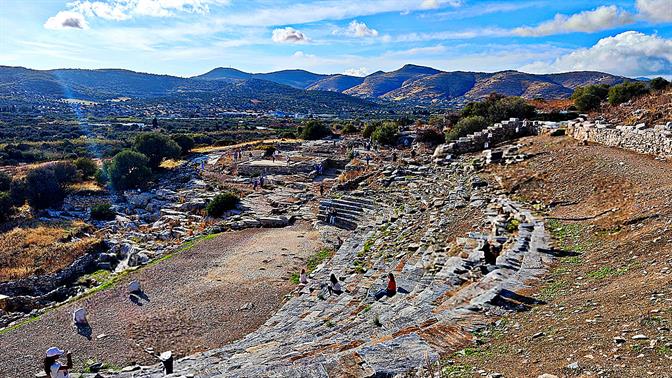 Το αρχαιότερο θέατρο στην Ελλάδα δεν είναι στην Επίδαυρο… είναι δίπλα μας
