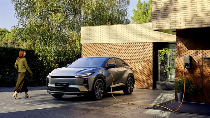 Η υπεροχή της Toyota στην ηλεκτροκίνηση αναβαθμίζει και το νέο αμιγώς ηλεκτρικό C−HR+