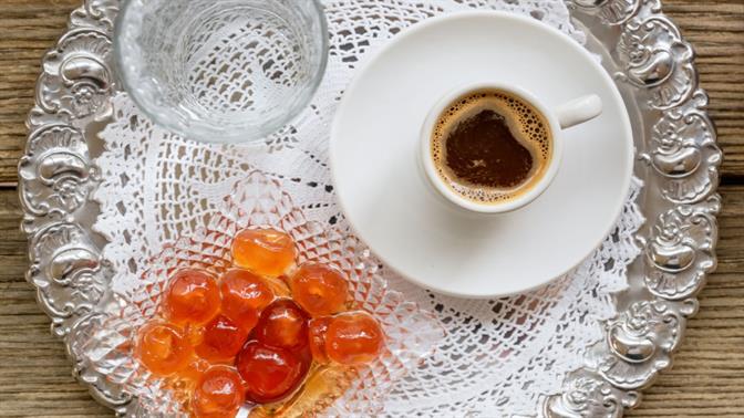 Πού να πιεις ωραίο ελληνικό καφέ στην Αθήνα: 5 στέκια που κρατούν την παράδοση ζωντανή