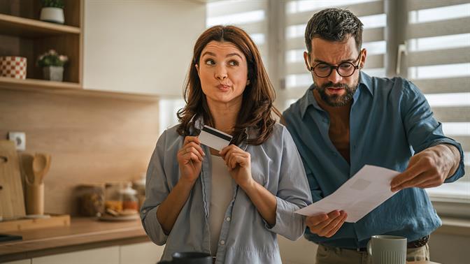 Κρύβεις έξοδα από τον/την σύντροφό σου; Τι είναι η οικονομική απιστία