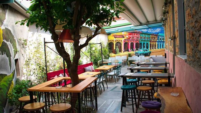 Σε μυστικές αυλές πίνουμε τους ωραιότερους καφέδες