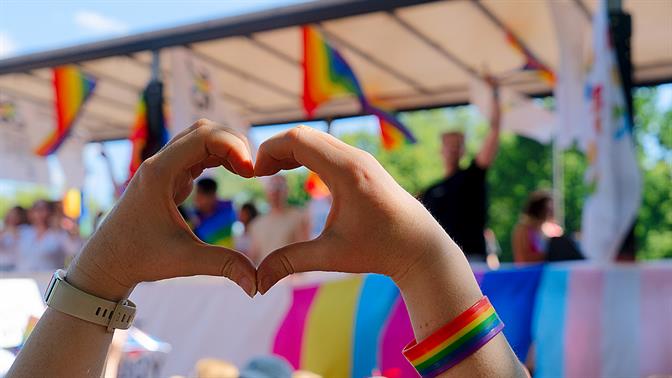 Ιστορική απόφαση: Συνταγματικός ο γάμος και η υιοθεσία από ομόφυλα ζευγάρια