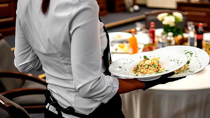 Βοηθάς τον σερβιτόρο να μαζέψει τα πιάτα στο τραπέζι; Τι δείχνει για την προσωπικότητά σου