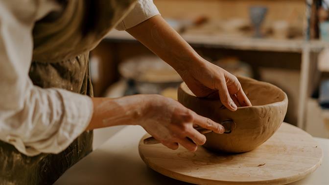 Η επιστροφή των χόμπι: Γιατί όλοι ξαφνικά πλέκουν και φτιάχνουν κεραμικά;