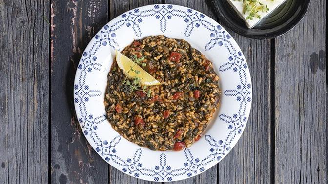 3 πεντανόστιμες συνταγές για να δεις το σπανακόρυζο αλλιώς