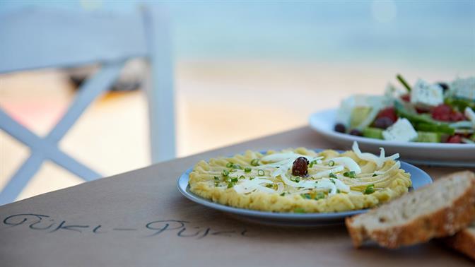 Τραπέζι δίπλα στο κύμα: Γιορτινές εξορμήσεις με θέα θάλασσα, μια ανάσα από την Αθήνα