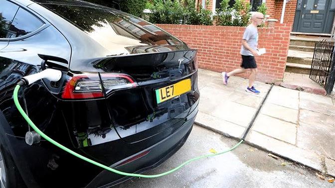 Έξυπνη λύση για την φόρτιση στου αυτοκινήτου αν δεν έχεις δικό σου parking