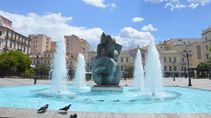 Τα πιο «αλλόκοτα» αγάλματα της Αθήνας και οι ιστορίες τους