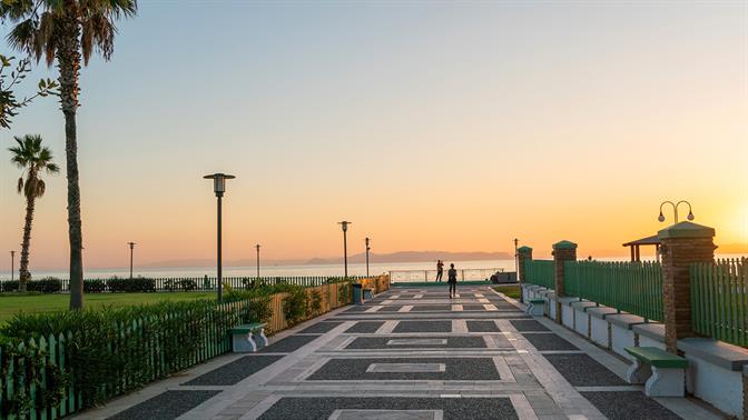 Πού να πάμε να περπατήσουμε πλάι στη θάλασσα;