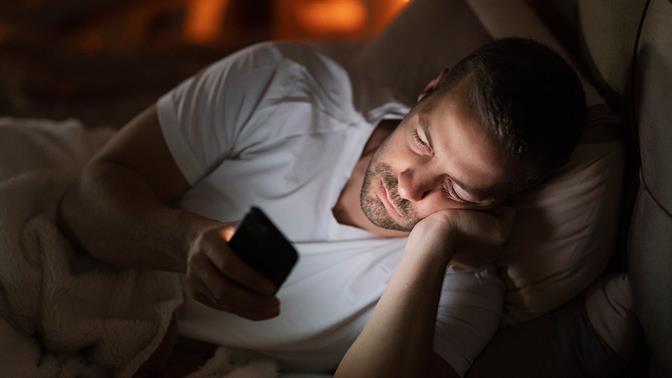 Είναι όντως κακό να σκρολάρεις στο κινητό σου πριν κοιμηθείς;