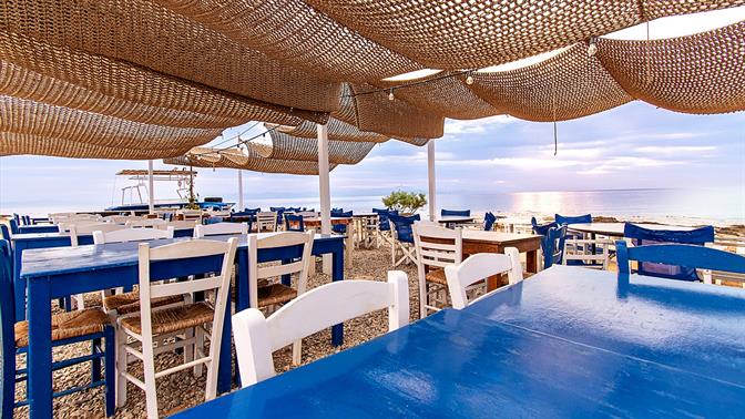 Μεζέδες δίπλα στο κύμα: 7 ταβερνάκια με αέρα θαλασσινό