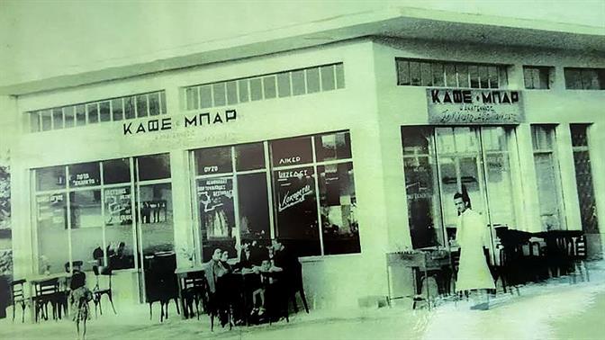 Τα καφενεία του Αιγάλεω ξαναγεμίζουν με λαϊκές μελωδίες
