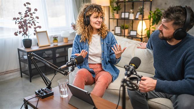 Πώς να κάνεις το δικό σου podcast από το σαλόνι σου (με μηδενικό budget)