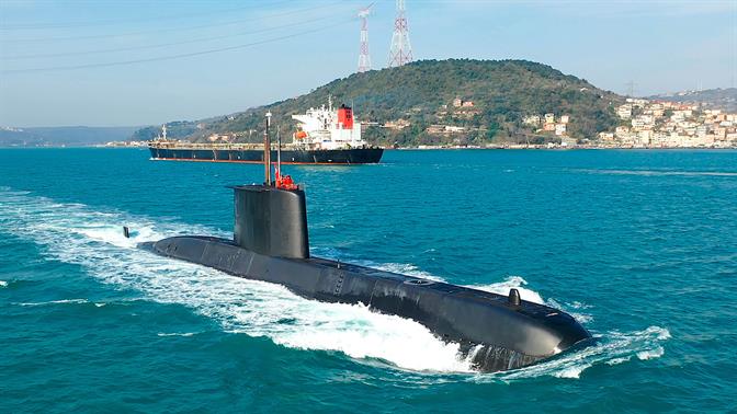Υποβρύχιο του Πολεμικού Ναυτικού μπλέχτηκε σε δίχτυα ψαρά στην Τήνο
