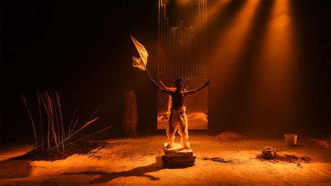 Sunward: Η νέα εικαστική performance του Φάνη Σακελλαρίου στο Θέατρο Ροές