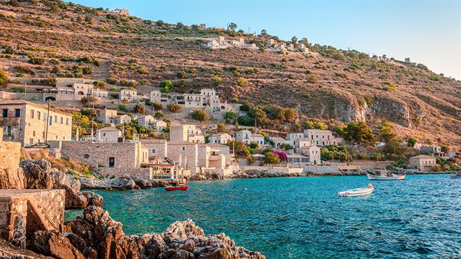 Μάνη, Πάργα, Πήλιο: Πόσο κάνουν τα δωμάτια για στεριανές διακοπές πλάι στη θάλασσα;