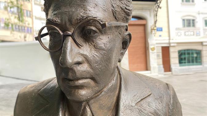 Βανδάλισαν το γλυπτό του Καβάφη στη Διονυσίου Αρεοπαγίτου