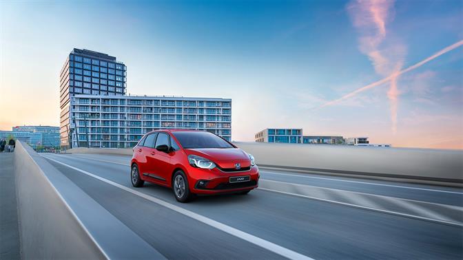 Tο αυτοφορτιζόμενο υβριδικό Honda Jazz είναι το πρώτο supermini που εξοπλίστηκε με 10 αερόσακους!
