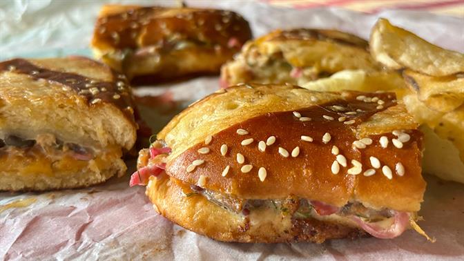 Το Tuna Melt έγινε Skoubri Melt για χάρη των Ημισκούμπριων