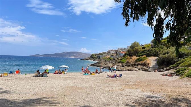 Οι παραλίες της Αττικής που μοιάζουν με νησί (τις καθημερινές)