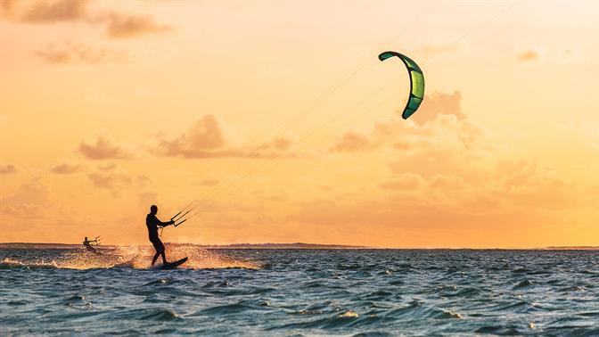 Water sports στην Αττική: Παραλίες για αδρεναλίνη, μαθήματα και παιχνίδι στη θάλασσα
