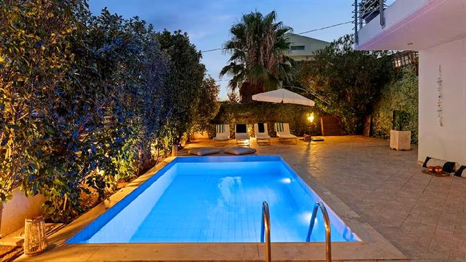 Τέλεια εξοχικά στην Αττική με πισίνα για δροσερές διακοπές