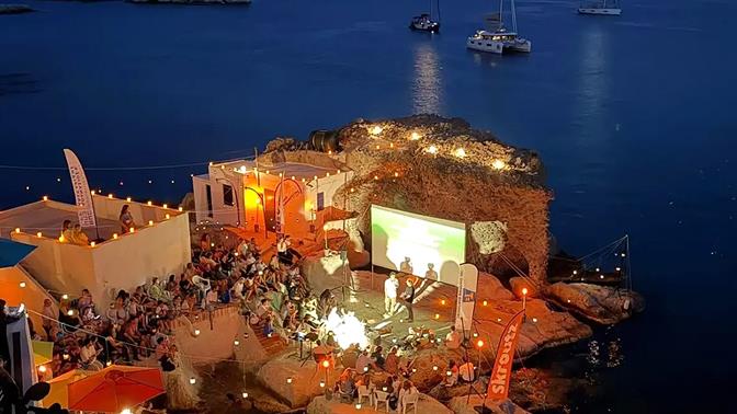Cine Καλησπερίτης: Το πιο μαγικό θερινό σινεμά του Αιγαίου βρίσκεται στην Κίμωλο