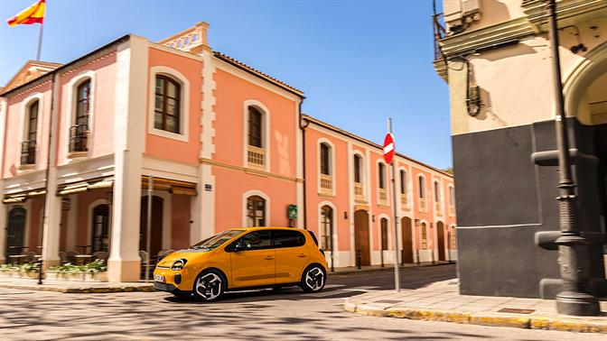 Τα σπάει και στην τιμή το Renault Twingo E Tech electric, από 14.990 ευρώ!