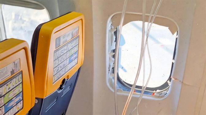 «Τα αεροσκάφη μας είναι ασφαλή» λέει η Ryanair ενώ επιβάτης κόντεψε να φύγει από σπασμένο παράθυρο