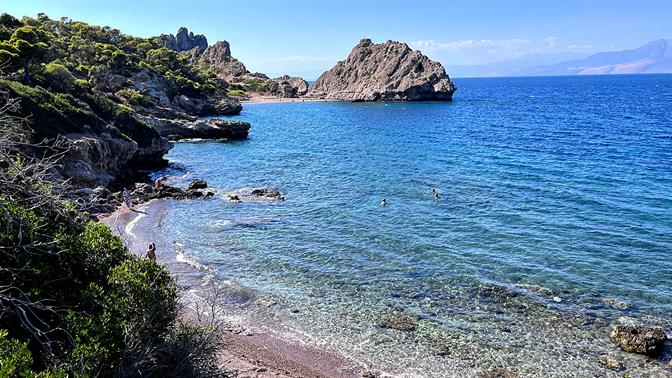 Για βουτιές, φαγητό και ηλιοβασίλεμα στη Στέρνα, την απόλυτη μυστική παραλία στο Λουτράκι
