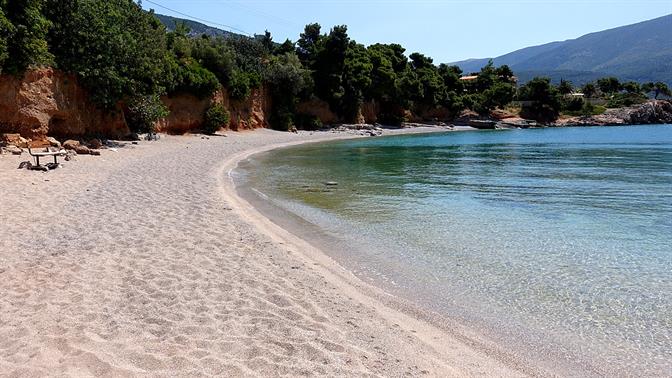 Παραλίες για φίλημα δίπλα στην Αθήνα