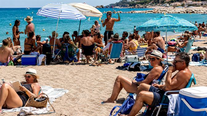 Αρκετά πια με αυτούς που μετατρέπουν κάθε παραλία σε beach bar