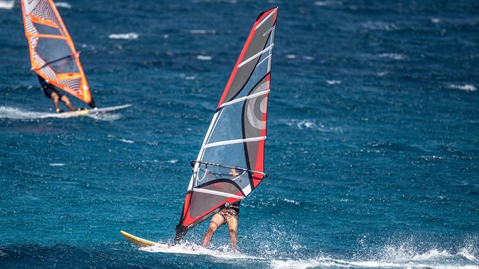 Μαθήματα windsurf στην Αττική: Πού θα μάθεις να δαμάζεις κύματα και πόσο κοστίζει