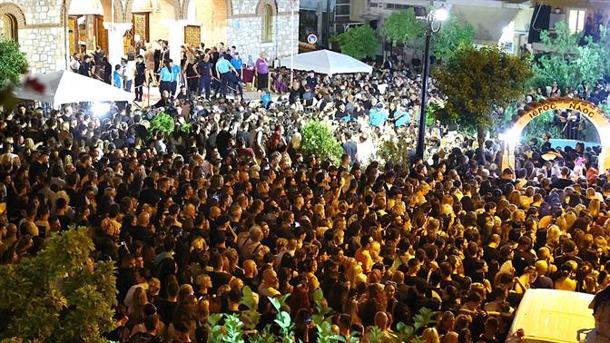 Πλήθη κόσμου στη Νίκαια για το τελευταίο αντίο στον Γιώργο Μαζωνάκη