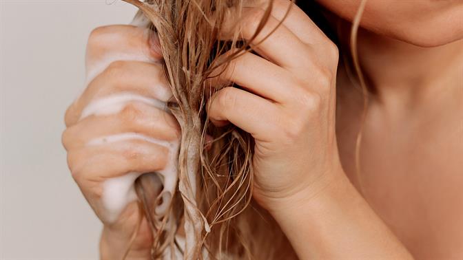 Hard water shampoo: Τι είναι πόσο σου χρειάζεται αν μένεις στην Αθήνα;