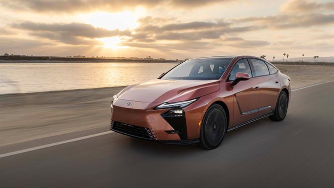Το ολοκαίνουργιο premium sedan Lexus ES αναβαθμίζει την ηλεκτροκίνηση