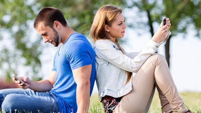 Microcheating: Αθώο ή όχι το φλερτ του άλλου;