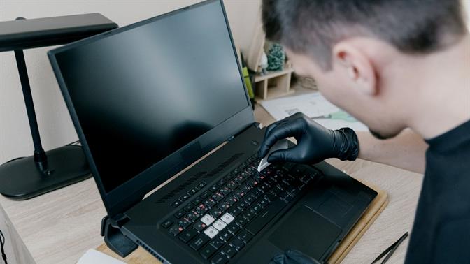 Πώς να καθαρίσεις μόνος/η το laptop σου