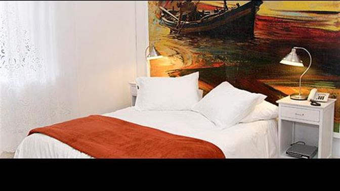 Hotel Familia: Οικογενειακή υπόθεση στην Ιθάκη του 19ου αιώνα