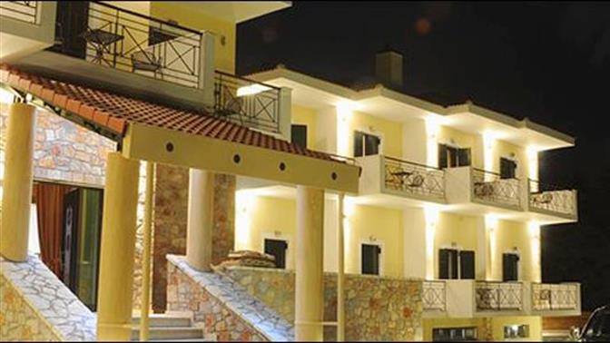 Hotel Vardousia: Στην σκιά δύο βουνών 