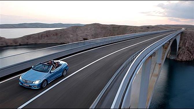 Mercedes E-Class Cabriolet: Κοντινά πλάνα στην γερμανίδα βεντέτα