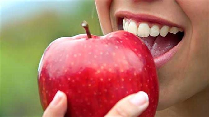 Τροφές για υγιή δόντια και λαμπερό χαμόγελο