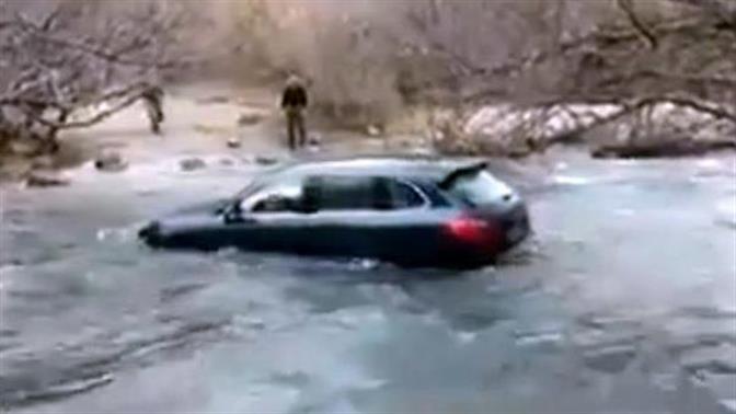 Οδηγός προσπαθεί να περάσει ποτάμι με Cayenne!