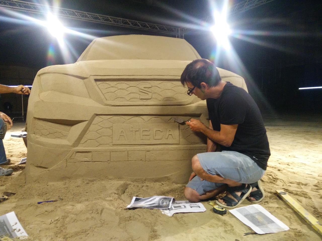 Машина в песках. Машина в пустыне. Игрушки для песка грузовик. Машина с песком. Ламборджини бежевая.