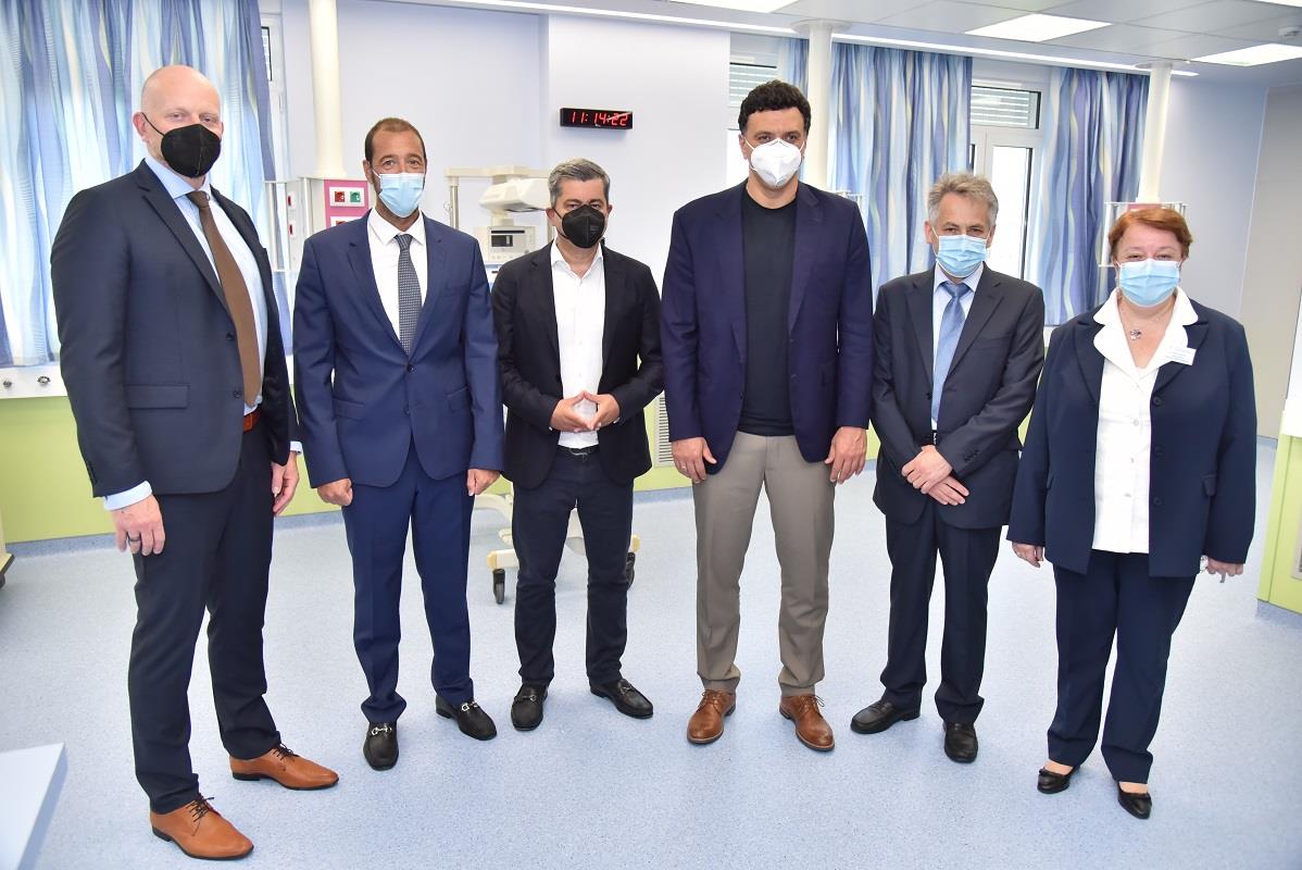 O Γιαν Κάρας, Διευθύνων Σύμβουλος ΟΠΑΠ, o Εμμανουήλ Παπασάββας, Κοινός Διοικητής των Διασυνδεόμενων Παιδιατρικών Νοσοκομείων, o Οδυσσέας Χριστοφόρου, Αναπληρωτής Διευθύνων Σύμβουλος ΟΠΑΠ, o Βασίλης Κικίλιας, Υπουργός Υγείας, o Αθανάσιος Μπίνης, Πρόεδρος Διοικητικού Συμβουλίου του «Παναγιώτης & Αγλαΐα  Κυριακού», η Μαρία Γέραλη, Διευθύντρια Νοσηλευτικής Υπηρεσίας του «Παναγιώτης & Αγλαΐα  Κυριακού»