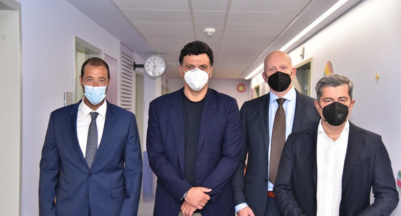 Ο Εμμανουήλ Παπασάββας, Κοινός Διοικητής των Διασυνδεόμενων Παιδιατρικών Νοσοκομείων, ο Βασίλης Κικίλιας, Υπουργός Υγείας, ο Γιαν Κάρας, Διευθύνων Σύμβουλος ΟΠΑΠ, ο Οδυσσέας Χριστοφόρου, Αναπληρωτής Διευθύνων Σύμβουλος ΟΠΑΠ