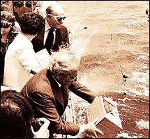 3 Ιουνίου 1979: Επάνω σε μια τορπιλάκατο του Πολεμικού Ναυτικού ο τότε υπουργός Πολιτισμού Δ. Νιάνιας - δίπλα του ο Α. Μινωτής- διασκορπίζει την τέφρα της Μαρίας Κάλλας στα νερά του Αιγαίου, σύμφωνα με την τελευταία επιθυμία της Ντίβας