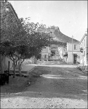 Η… χωμάτινη οδός Πλουτάρχου στο Κολωνάκι.