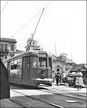 Η πλατεία στο Μοναστηράκι με το τραμ της γραμμής 9, το οποίο εκτελούσε την διαδρομή Ομόνοια – Πετράλωνα μέχρι και το 1960.